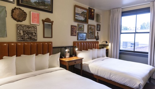 Deluxe Room, 2 Queen Beds, Shared Bathroom (Double Queen-Shared Bath)