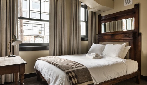 Standard Room, 1 Queen Bed, Shared Bathroom (Queen Shared Bath)