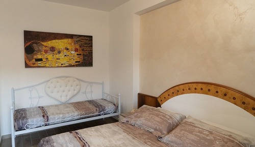 Comfort Room, Courtyard View