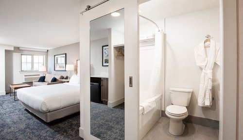 Deluxe Room, 1 King Bed, Balcony