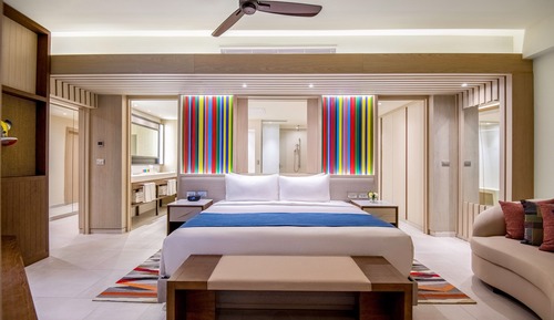 Club One Bedroom Master Swim Up Suite