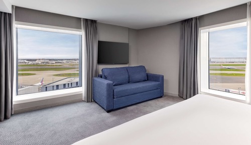 Family Room, 1 King Bed (Runway View, High Floor)