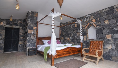 Signature Suite, 1 King Bed, Non Smoking, Valley View