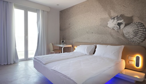 Deluxe Suite, Jetted Tub