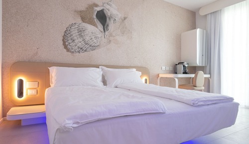 Double Room Single Use, 1 Queen Bed, Jetted Tub, Partial Sea View