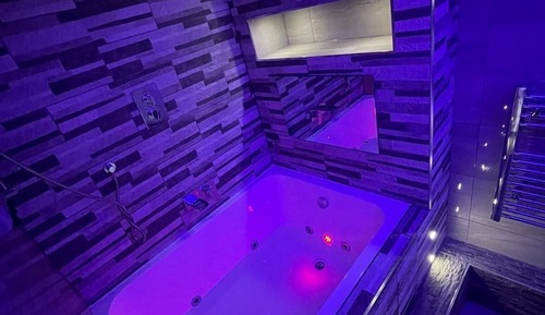 Suite, Accessible, Hot Tub (Flat 6)