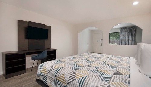 Deluxe Room, 1 King Bed, Accessible, Non Smoking