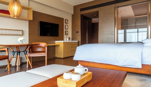 1 King Bed with Club Access