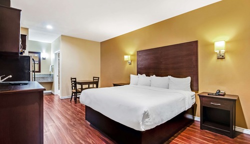 Room, 1 King Bed, Non Smoking, Kitchenette