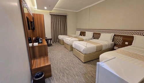 Suite, 3 Bedrooms, Kitchen