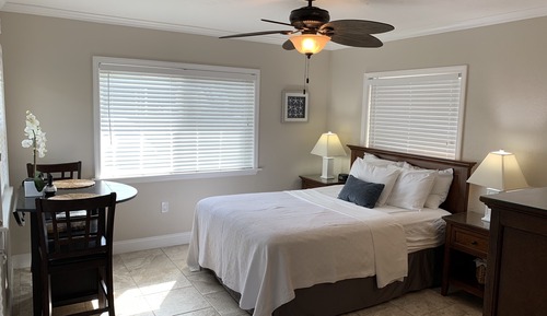 Studio, 1 King Bed, Pool View (Unit 7)