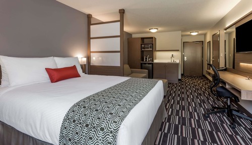 Business Suite, 2 Queen Beds, Non Smoking, Kitchenette (Bathtub)