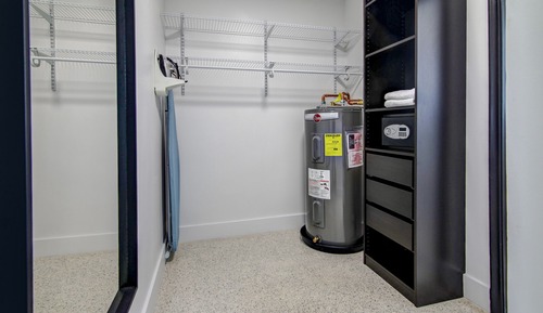 Deluxe Studio Suite, 1 King Bed, Kitchen
