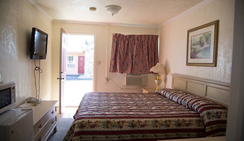 Basic Room, 1 Queen Bed, Non Smoking