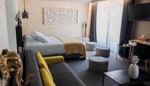 Standard Suite, Lake View