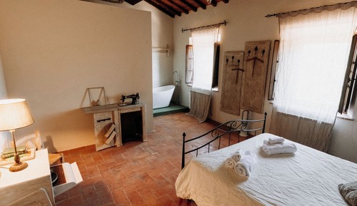 Deluxe Room, 1 Double Bed, Bathtub, Hill View