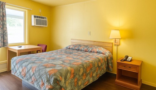 Single Room, 1 Queen Bed, Smoking