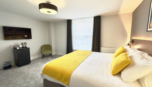 Double Room, 1 King Bed, Roll-in Shower, Non Smoking