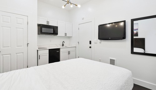 Design Studio Suite, 1 Double Bed, Non Smoking, Private Bathroom