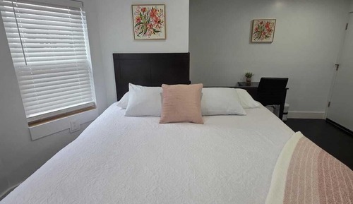 Deluxe Studio Suite, 1 King Bed, Non Smoking, Private Bathroom