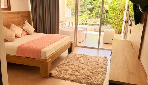 Deluxe Suite, Garden View