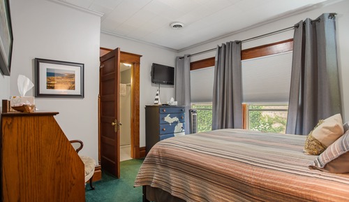 Basic Room, 1 Queen Bed, City View