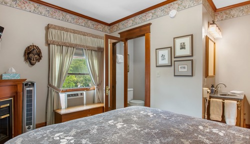 Comfort Room, City View