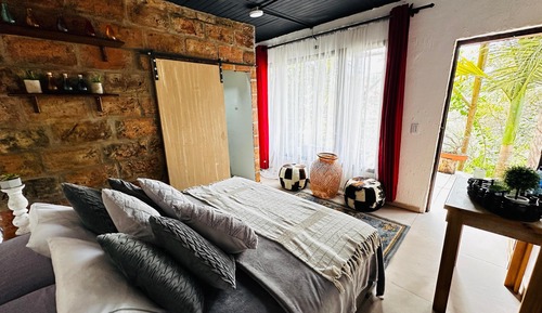 Comfort Room, 1 Queen Bed, Private Bathroom, Mountain View