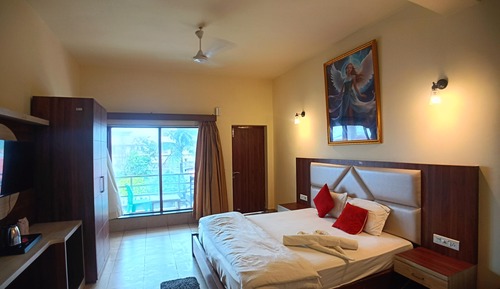 Deluxe Double Room with Side Sea View