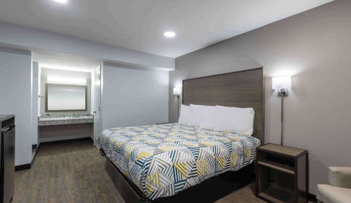 Standard Room, 1 Queen Bed, Smoking, Refrigerator & Microwave