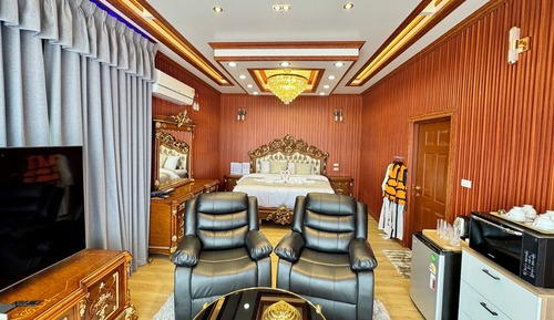 Superior Tree House, River View