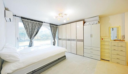 Room (the four seasons)