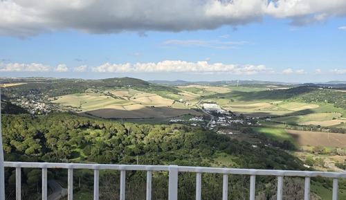 Romantic Studio, Hill View (Verde que te quiero verde)