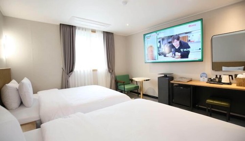 Premium Twin Room, City View