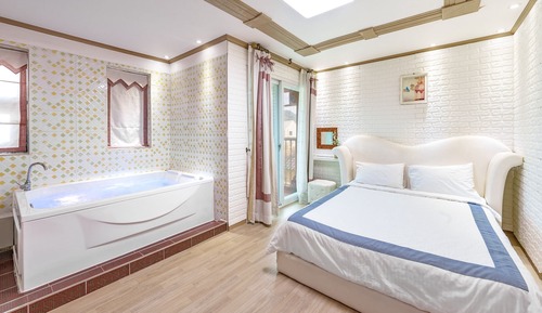 Basic Room, 1 Bedroom (203 cherry)