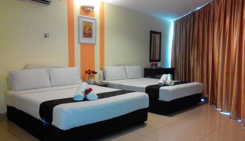 Family 4 Window - Connecting Room