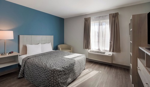 Suite, 1 Queen Bed, Accessible (Roll-in Shower)