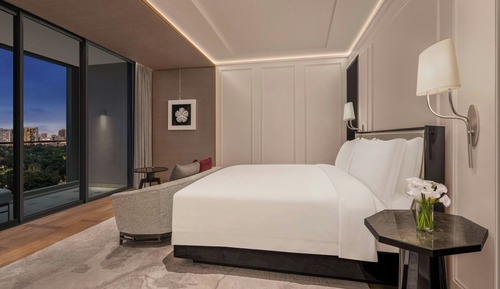 Club Suite, 1 King Bed, Non Smoking (Amaranth)
