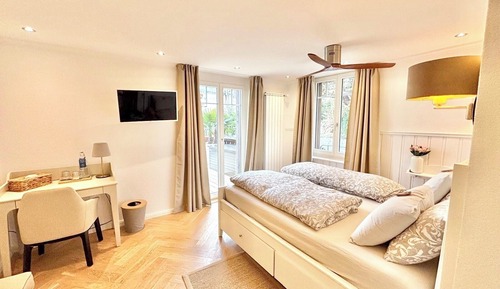 Doppelzimmer Deluxe - seitliche Seesicht, privater Balkon