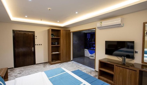 Honeymoon Suite, City View