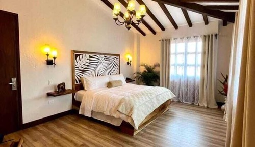 Deluxe Suite, 1 King Bed, Balcony, Mountain View