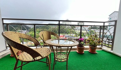 Luxury Apartment, Mountain View