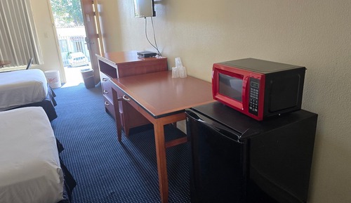 Standard Room, 1 Queen Bed, Non Smoking, Refrigerator & Microwave