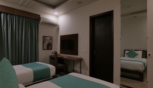 Business Room, Multiple Beds, Private Bathroom