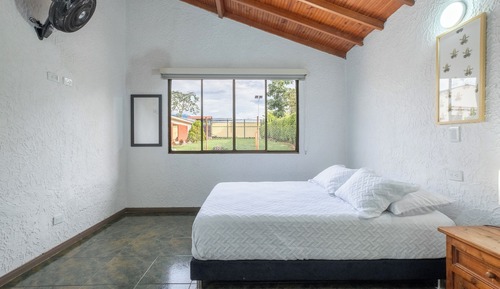 Basic House, 4 Bedrooms, Pool Access, Garden View