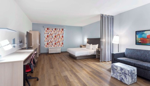 Studio, 1 King Bed, Accessible (Roll-In Shower)
