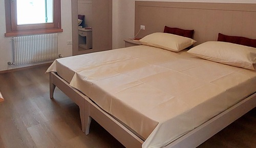 Traditional Apartment, 2 Bedrooms, Kitchen, Hill View