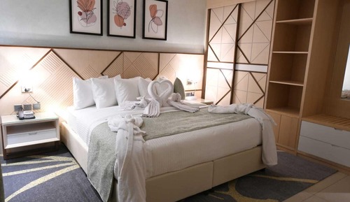 Executive Suite, City View