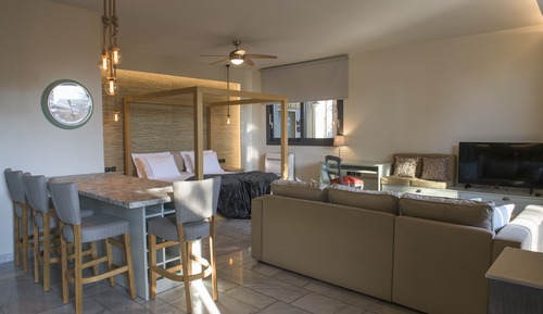 Deluxe Studio Suite, 1 Queen Bed, Garden View, Poolside