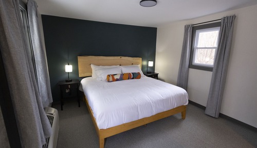 Standard Studio, 1 King Bed, Courtyard View